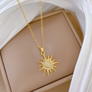 Luxuriöse goldene Sonnenblumenkette mit weißen Kristallen auf elegantem Schmuckkästchen