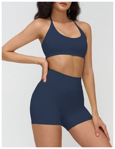 Détail d'un ensemble de yoga bleu marine avec brassière de sport et short taille haute