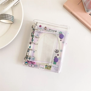 Detail eines lila PVC-Ringbuchs mit 3 Ringen, Cartoon-Cover und stabilen Metallringen