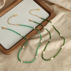 Collier rétro fait main avec pierres de jade blanc et perles vertes sur chaîne dorée