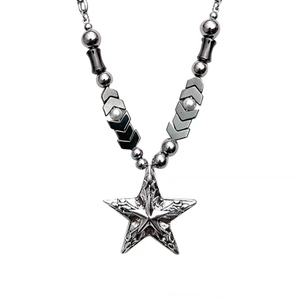 Collier Y2K punk avec pendentif étoile, perles argentées et breloques flèches audacieuses