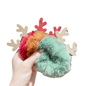 Lot de trois chouchous de Noël en peluche avec bois de renne en rouge, vert et marron
