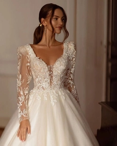 Vue détaillée du corsage en V avec broderie florale et jupe en tulle pailleté brillant