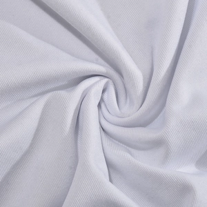 Gros plan sur la texture du tissu en maille côtelée blanche avec des rayures verticales