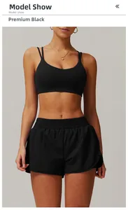 Détail de la brassière de sport à dos croisé et du short taille haute en noir premium