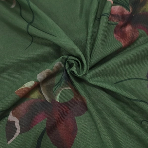 Détail macro du tissu en maille verte respirante avec imprimé floral vintage et texture fine