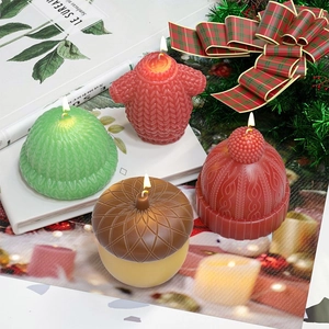 Weihnachtskerzen-Set mit Strickpullover- und Wollmützenformen und realistischen Garnstrukturen
