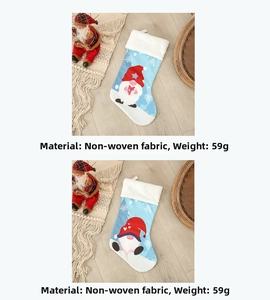 Détail de chaussettes de Noël bleues avec motif de gnome et bordure en peluche