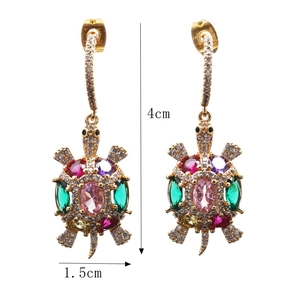 Detailansicht goldener Schildkrötenohrringe mit bunten Kristallen und 4 cm Höhe