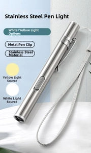 Détail de la lampe stylo médicale en acier avec modes de lumière blanche et jaune