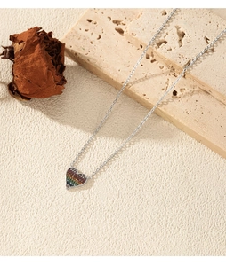 Dettaglio della collana a cuore in argento S925 con cristalli arcobaleno vivaci