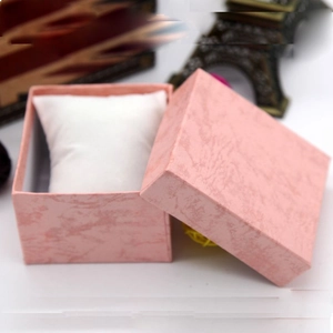Coffret cadeau rose à texture marbre pour montres avec coussin d'affichage blanc