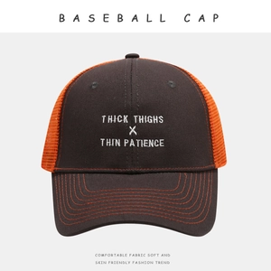 Detailansicht der weißen Stickerei auf zweifarbiger Trucker-Cap mit orangefarbenem Netz