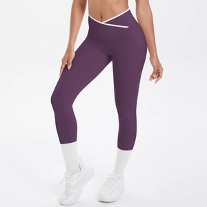 Détail du pantalon de yoga violet à taille haute croisée en V avec bordures blanches