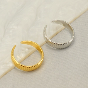 Adjustable stainless steel ring with vertical textures in gold and silver finish