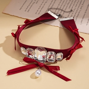 Choker vintage en ruban bordeaux avec cristaux octogonaux et pendentif nœud en perle