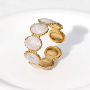 Bague ajustable en acier titane doré avec plusieurs pierres ovales blanc nacré