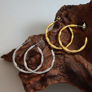 Bamboo style C-shaped titanium steel stud earrings in gold and silver finish