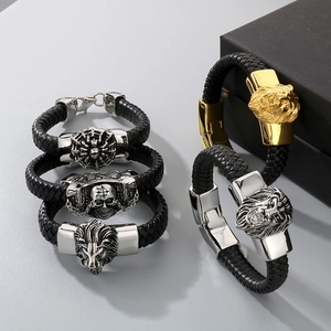 Bracelet pour hommes en cuir tressé avec charms lion et tête de mort en acier