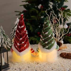 Gnomi di Natale luminosi rossi e verdi ambientati in una scena festiva innevata