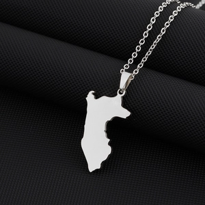 Macro di ciondolo mappa del Perù argento su catena a croce su sfondo nero strutturato