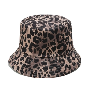 Dettaglio della trama del cappello alla pescatora leopardato con tessuto fitto e stampa