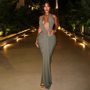 Détail d'une robe maxi vert armée moulante avec décolleté en V profond et fronces