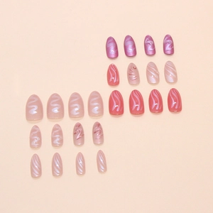 Faux ongles amande irisés avec lignes ondulées 3D nacrées et motifs argentés