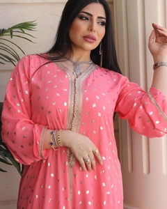 Robe caftan ethnique rose avec motifs dorés et encolure en V brodée élégante
