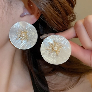 Grandes boucles d'oreilles perles rondes élégantes avec motif floral doré en zircon