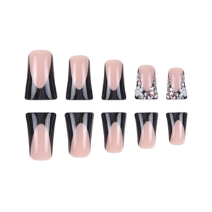 Faux ongles cercueil avec french tips noir rose, fleurs 3D et strass brillants