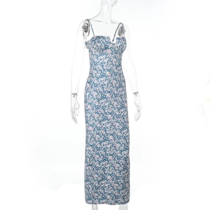 Détail de la robe longue fleurie bleue avec fines bretelles et coupe ajustée à la taille