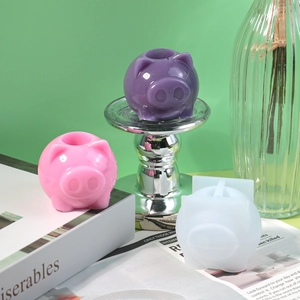 Vue détaillée du moule en silicone de cochon avec figurines sur plateau en argent