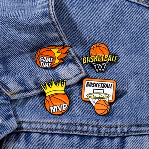 Lot de pins de basketball en émail avec motifs MVP et Game Time sur veste denim