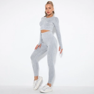 Detail der nahtlosen High-Waist Yoga-Leggings und bauchfreiem Oberteil in grauem Melange