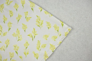 Dettaglio della trama del tessuto a fiori e delle cuciture del vestito lungo estivo