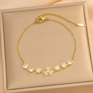 Élégant bracelet trèfle doré en zircon avec gemmes rondes sur un écrin à bijoux de luxe