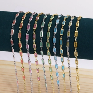 Détail de bracelets en zircon rectangulaires colorés sur des supports en velours