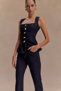 Détails du haut en denim bleu foncé avec boutons métalliques dorés et ourlet évasé