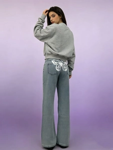 Jeans a gamba larga a vita alta con stampa a farfalla e felpa corta grigia fashion