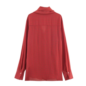 Chemisier à manches longues rouge foncé avec col à nœud et motifs à pois noirs