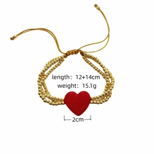 Vista detallada de la pulsera corazón rojo con cuentas de cobre dorado y medidas