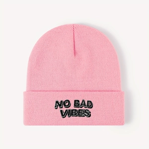 Bonnet en tricot rose avec broderie NO BAD VIBES en style de mise à plat épurée