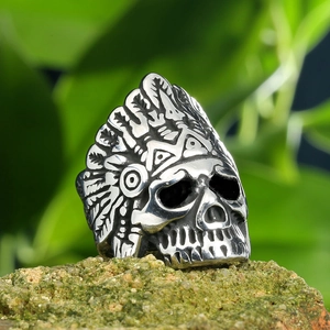 Bague tête de mort argentée vintage avec coiffe indienne sur pierre de mousse