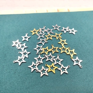 Nahaufnahme von gold- und silberfarbenen Sternanhängern aus Edelstahl für DIY-Schmuck