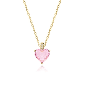 Detail eines rosa herzförmigen Kristallanhängers an einer goldenen O-Kette mit Mikroeinlage