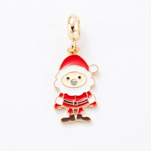 Détail du pendentif Père Noël en émail avec costume rouge et pierre de zircone claire
