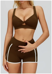 Dettaglio del reggiseno yoga marrone con nodo traforato e tessuto elastico di alta qualità