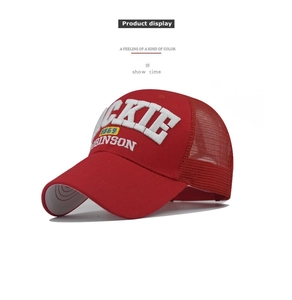 Détail de la broderie 3D et de la maille respirante sur une casquette de trucker rouge