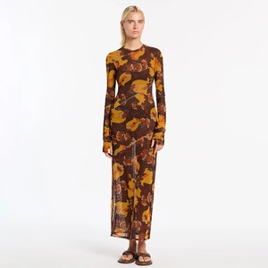 Détail de l'imprimé floral abstrait et maille transparente sur robe longue sexy
